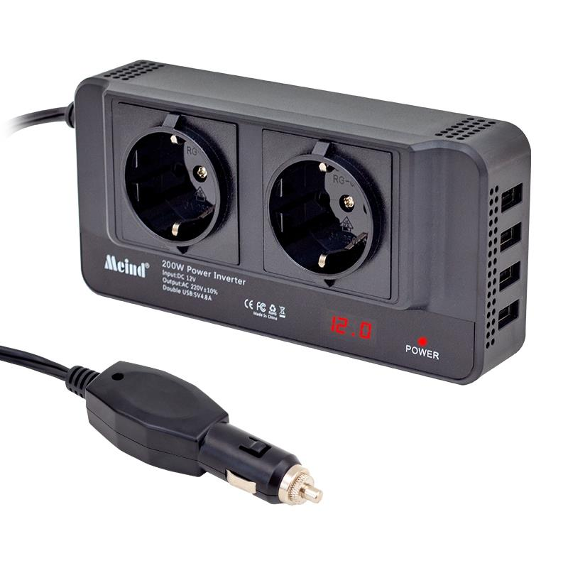İki prizli, üç USB portlu ve araç fişli siyah 200W güç invertörü.
