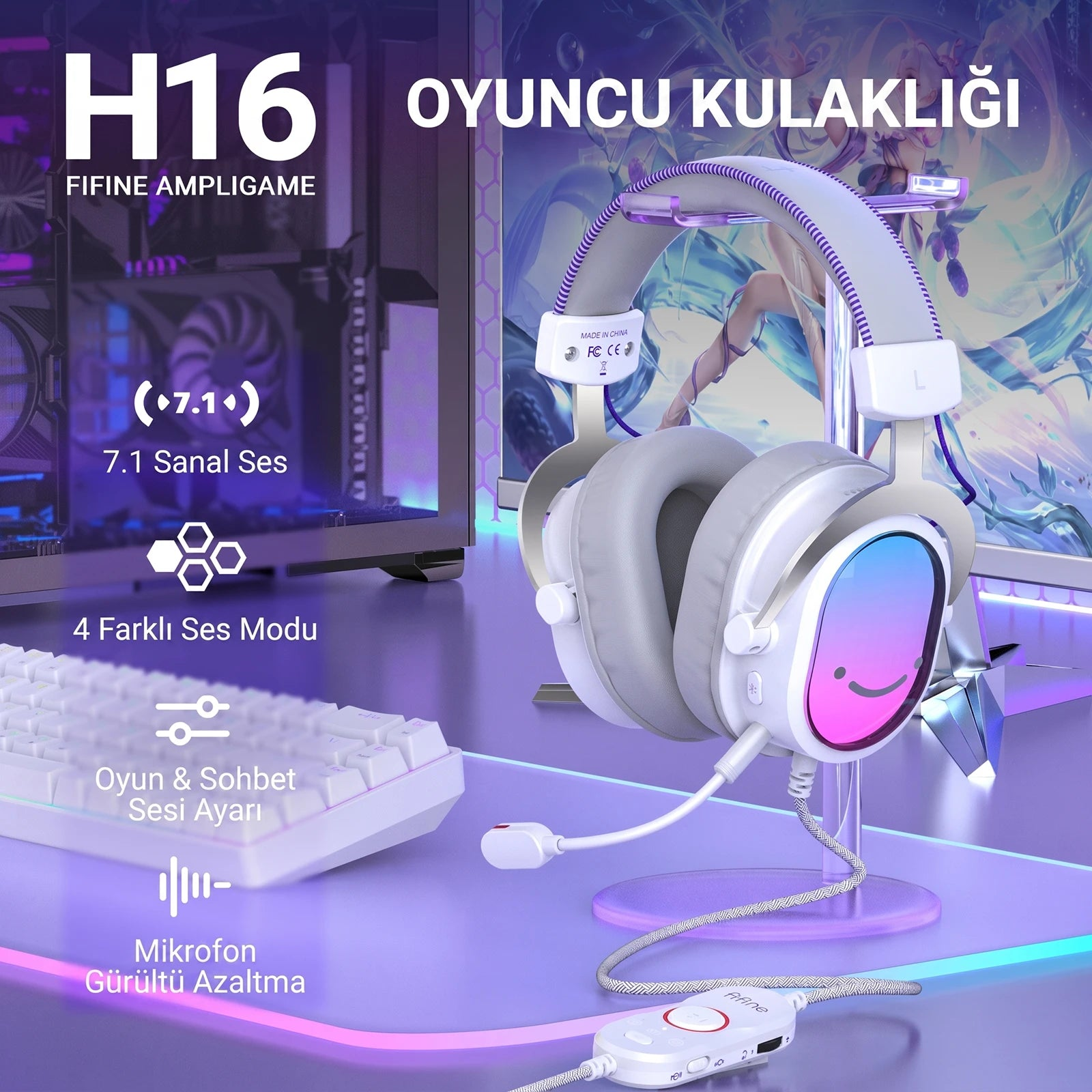 Mikrofonlu ve kablolu beyaz oyuncu kulaklığı, klavye ve bilgisayarın yanında.