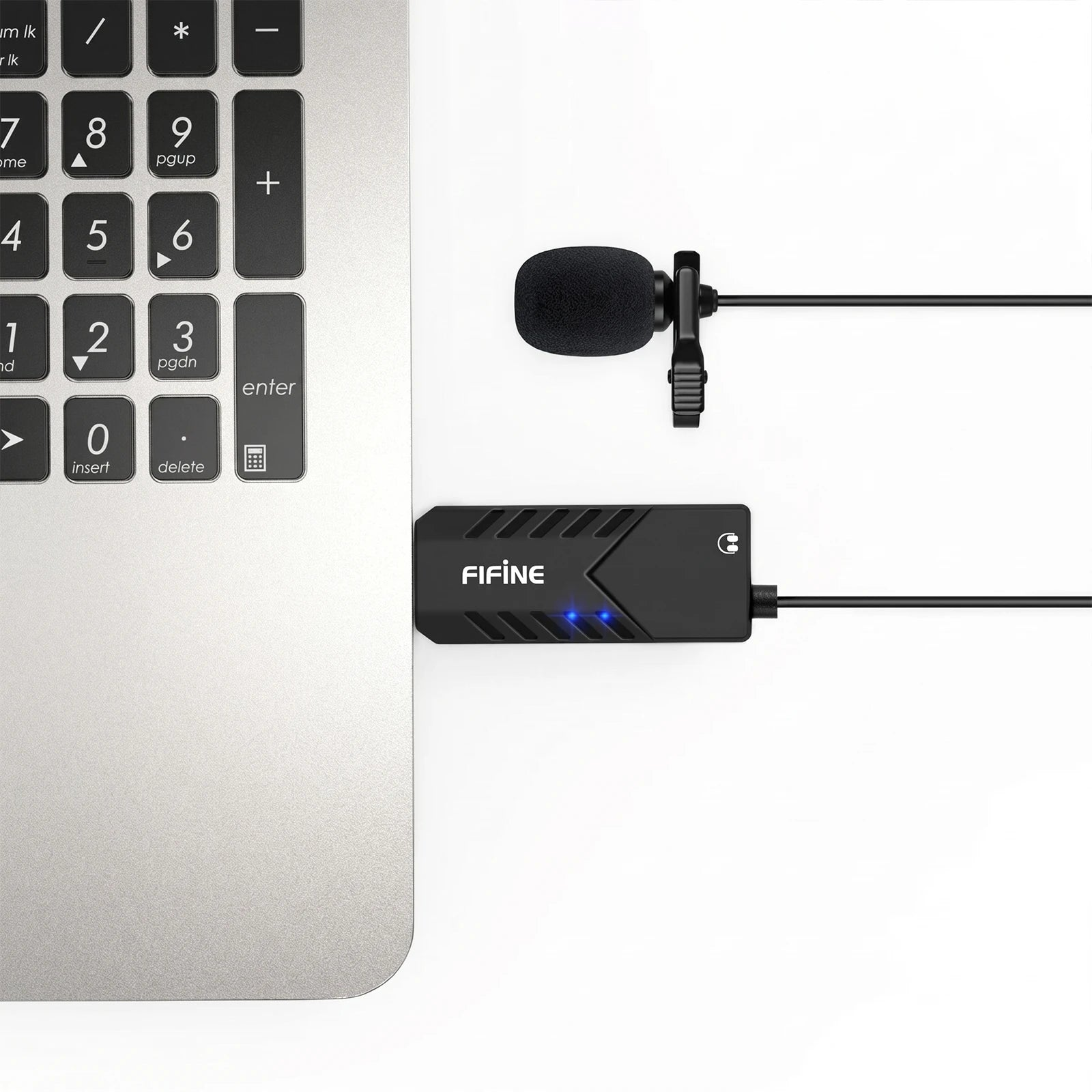 Bağlı yaka mikrofonu ve USB alıcılı dizüstü bilgisayar klavyesi.
