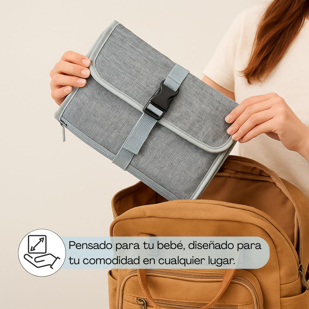 Una persona mete un cambiador gris con hebilla en una mochila marrón.