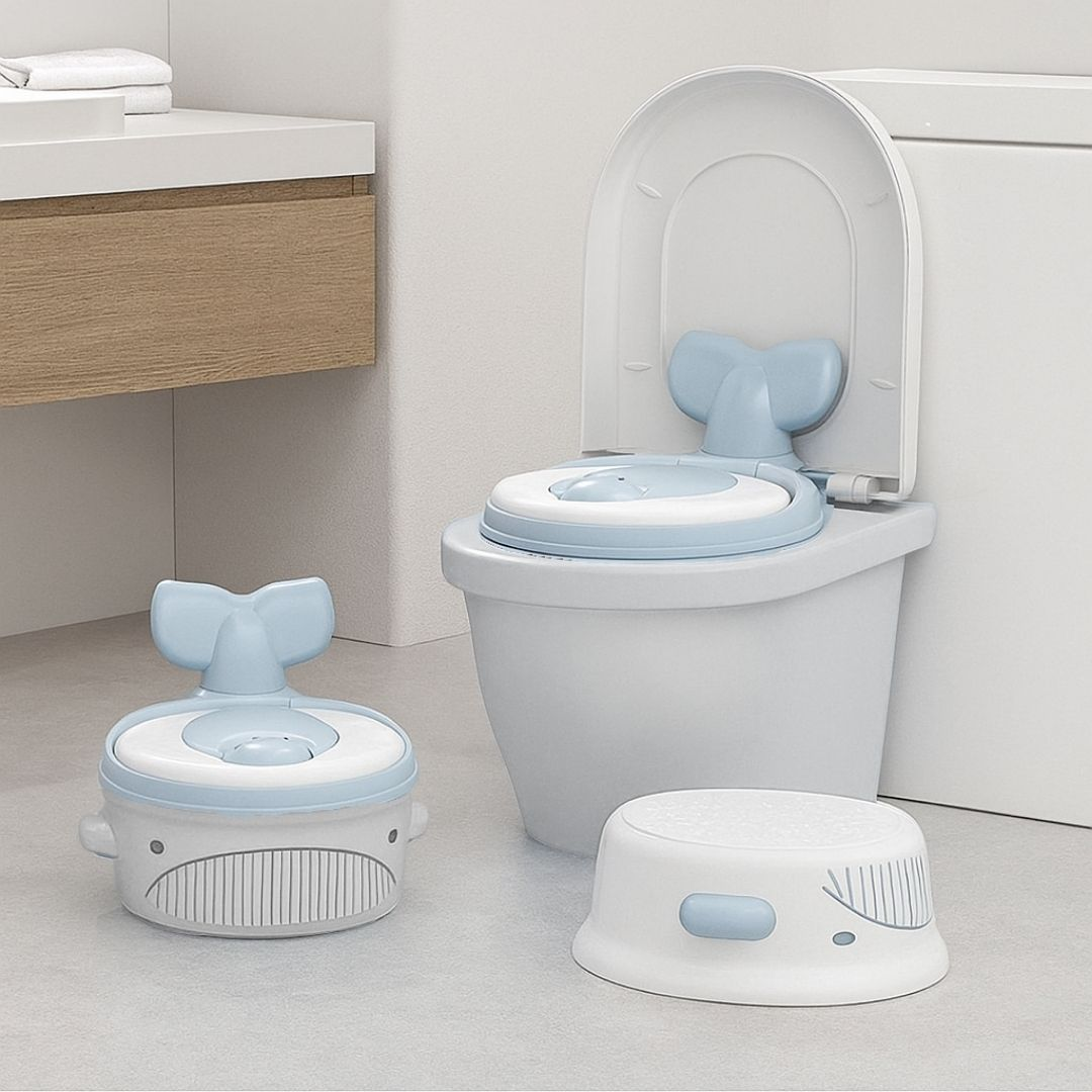 Un orinal azul con forma de ballena y un taburete blanco con diseño de ballena.