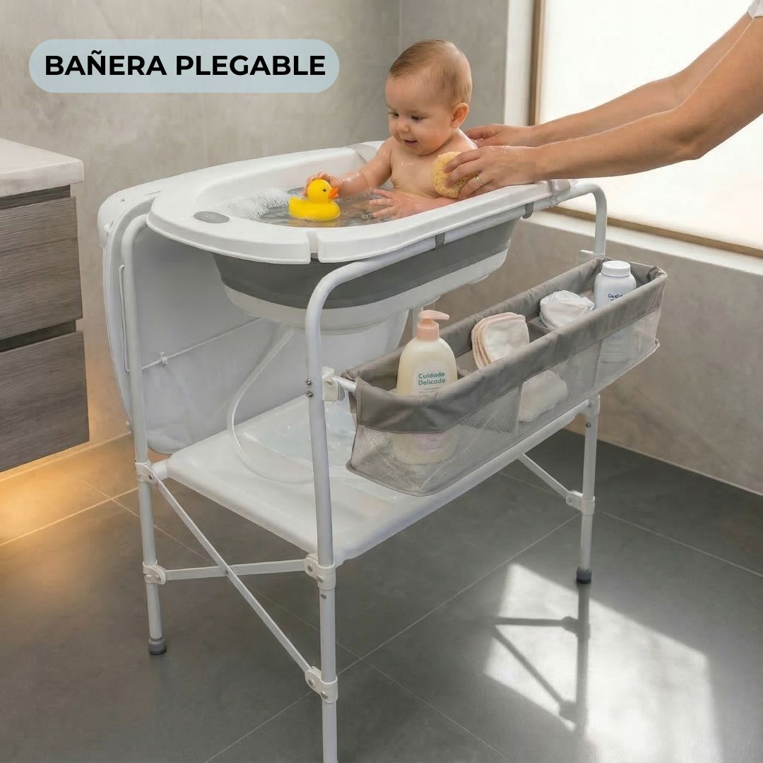 Un bebé se baña en una bañera plegable con patito de goma. Accesorios en una cesta.