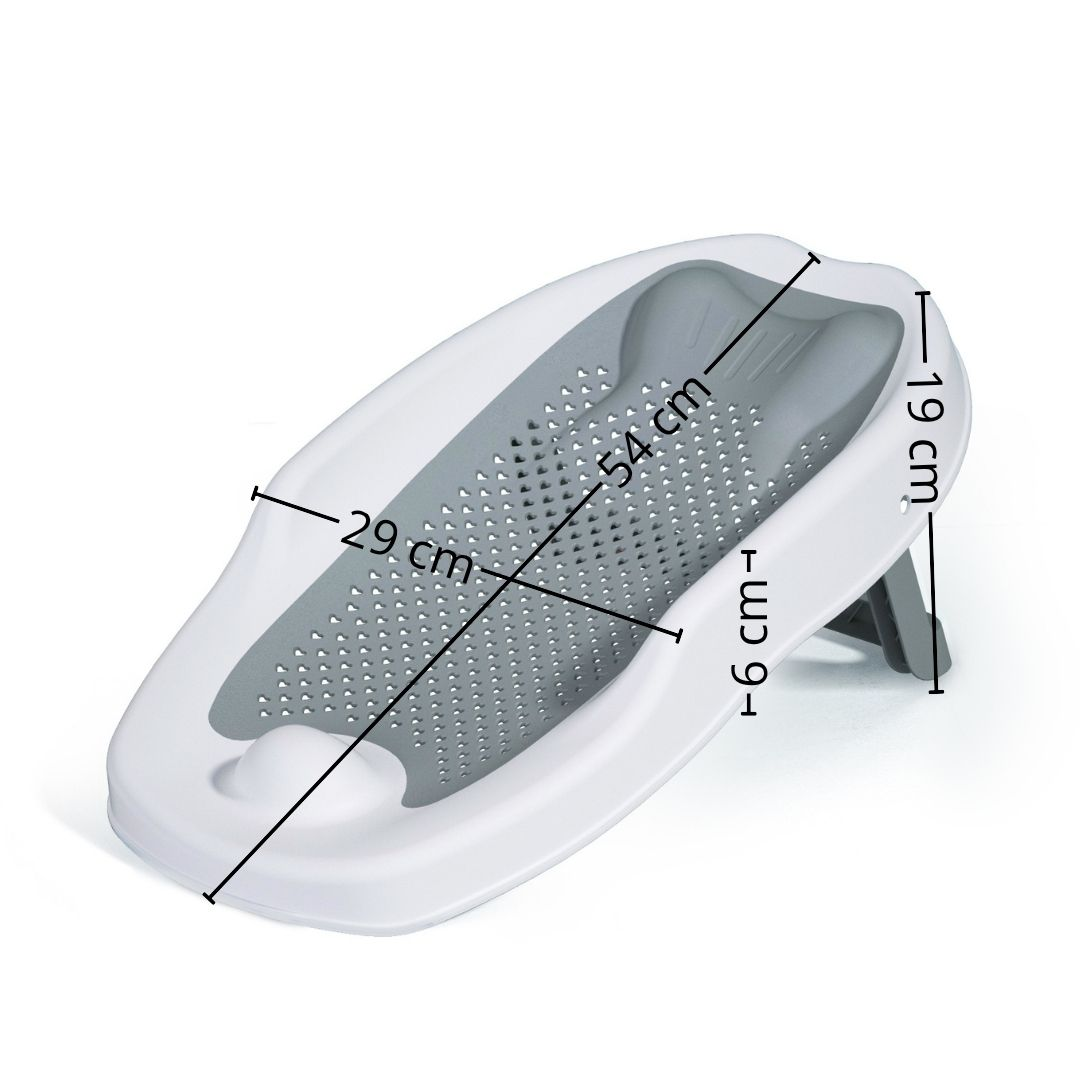 Bañera blanca para bebé con inserción gris y dimensiones.