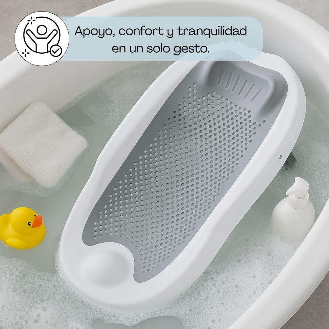 Asiento de bañera para bebé con patito, toalla y dispensador de jabón.