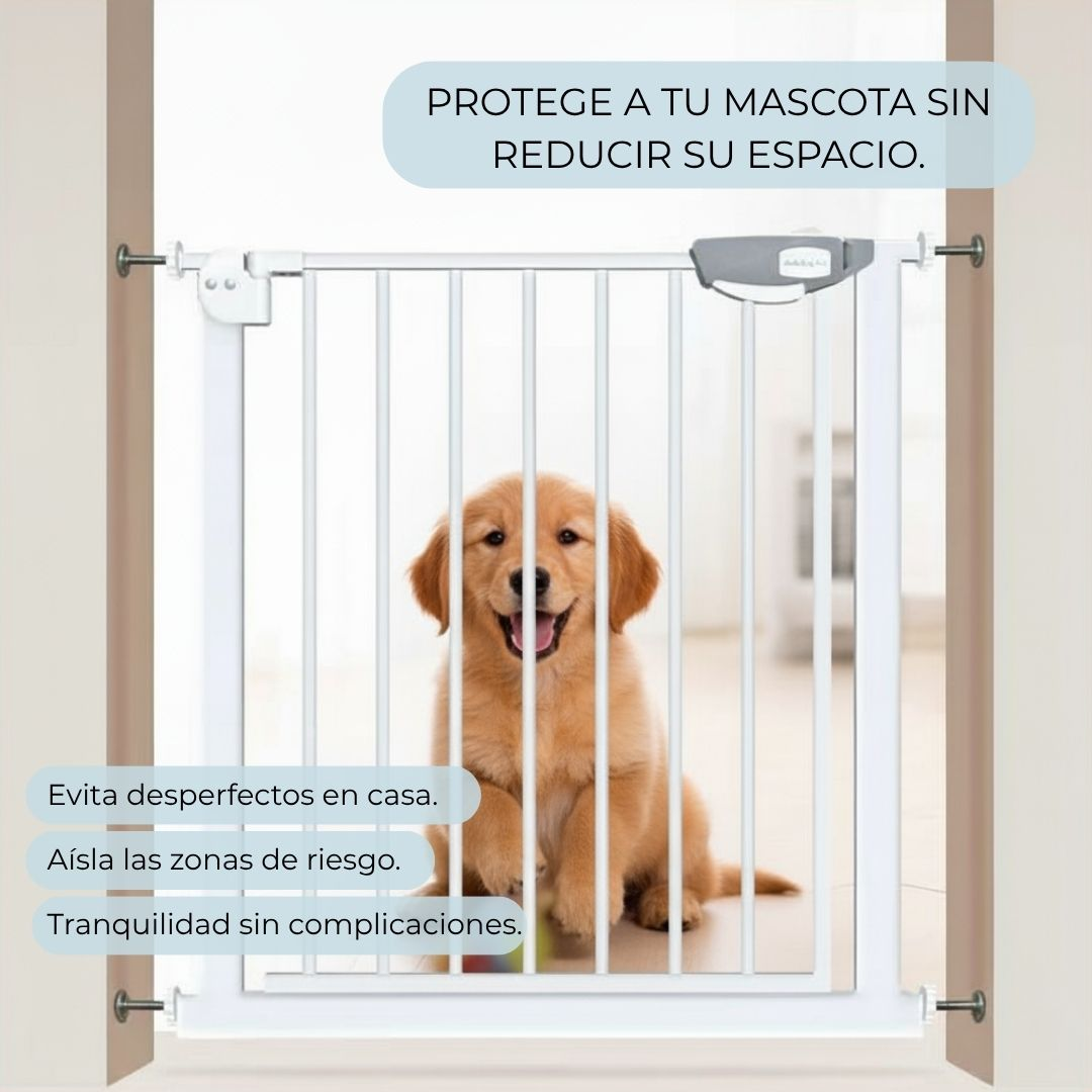 Un cachorro Golden Retriever sentado tras una barrera de bebé blanca sonríe.