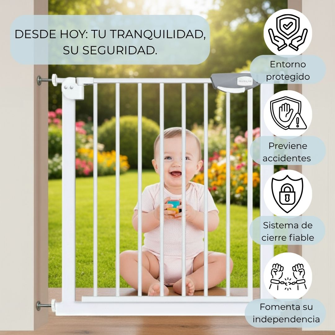 Un bebé se sienta tras una barrera de seguridad blanca al aire libre.