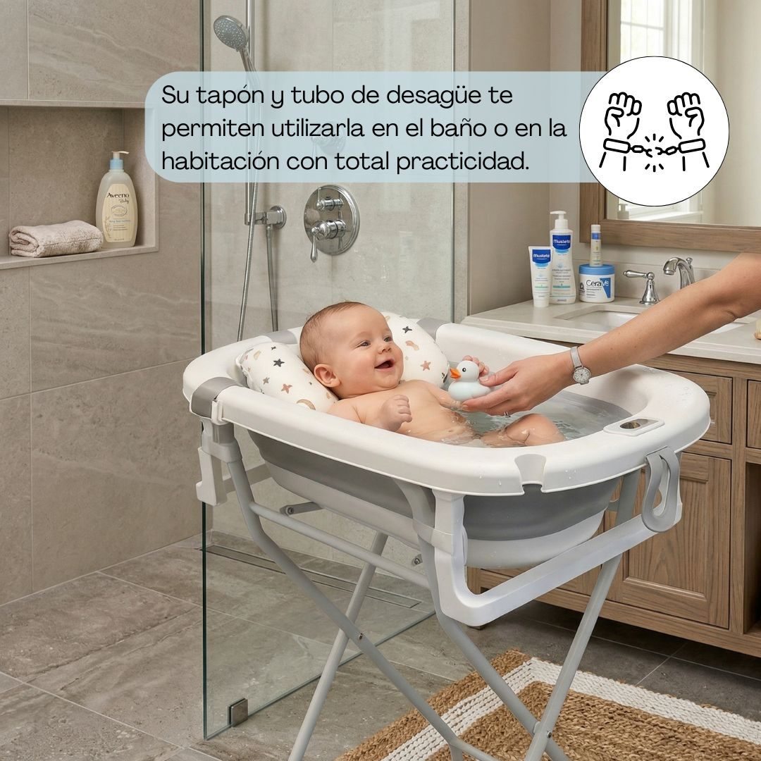 Bebé en bañera con madre ofreciendo patito de goma. Entorno de baño.