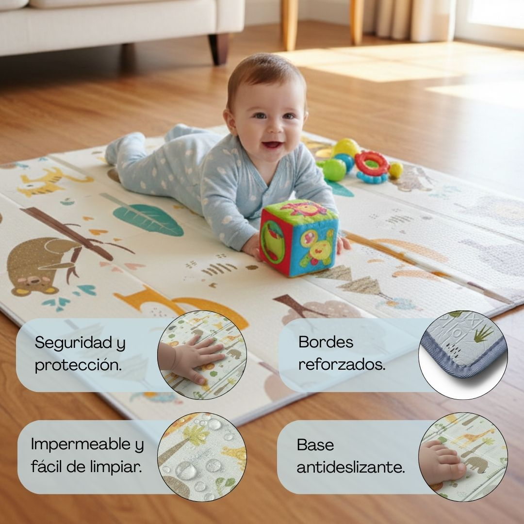 Bebé sonriente yace sobre tapete de juegos con animales y juguetes.
