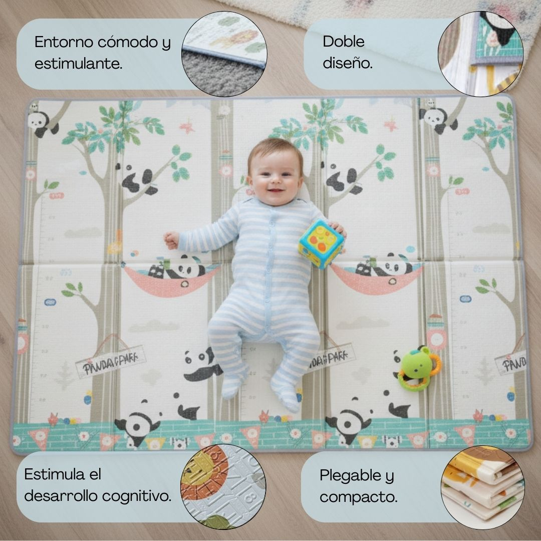 Un bebé yace sobre un tapete de juegos con pandas y árboles. Sostiene un cubo.