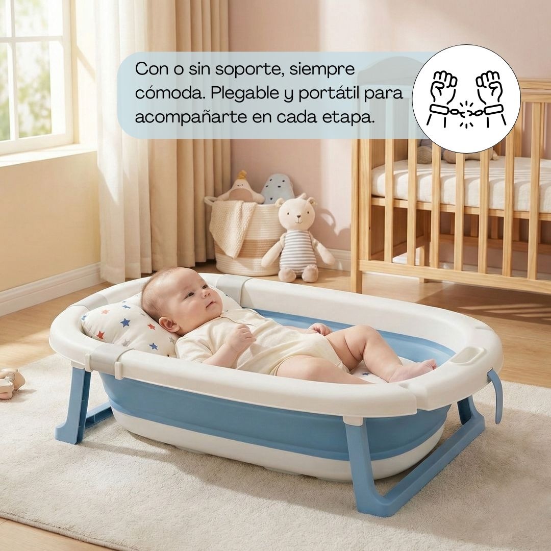 Un bebé yace en una bañera de bebé plegable azul y blanca con almohada.