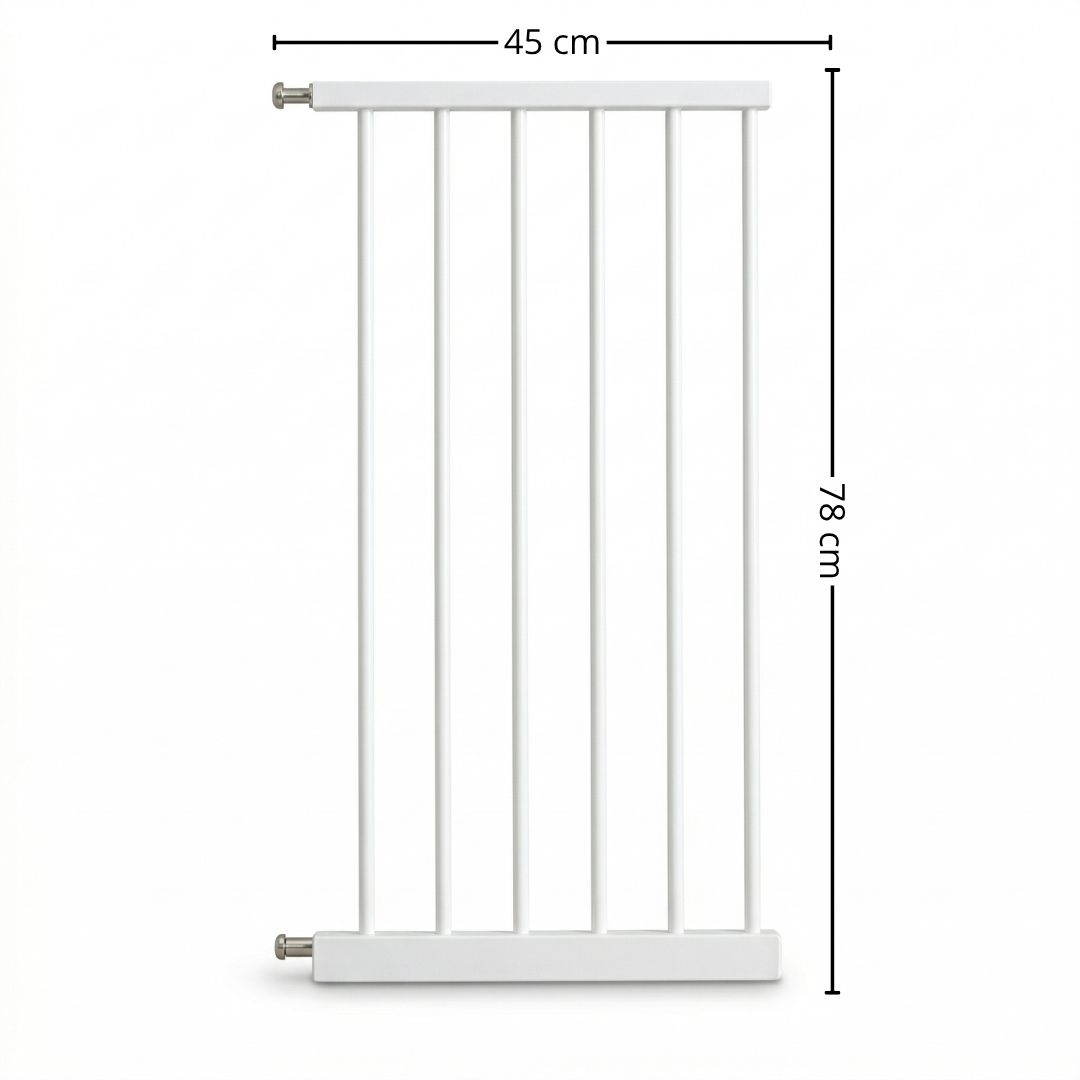 Una puerta metálica blanca, de 45 cm de ancho y 78 cm de alto.