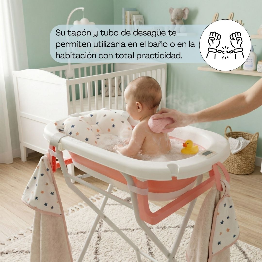 Un bebé se baña en una bañera plegable, con un patito de goma y esponja.