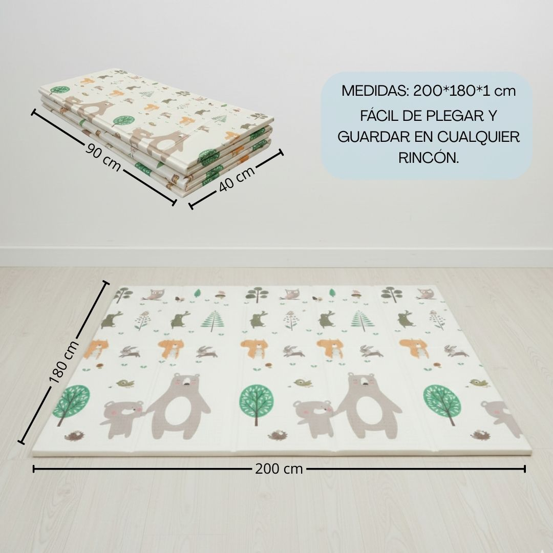 Una alfombra de juego plegada y desplegada con motivos de osos, conejos y búhos.
