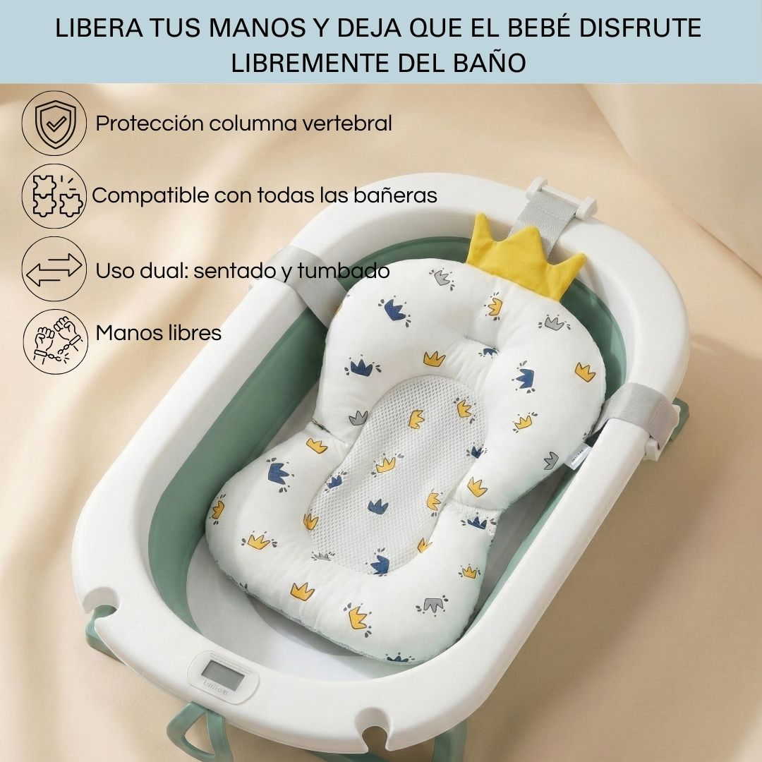 Un asiento de bañera para bebé blanco con coronas azules y amarillas, con reposacabezas amarillo.