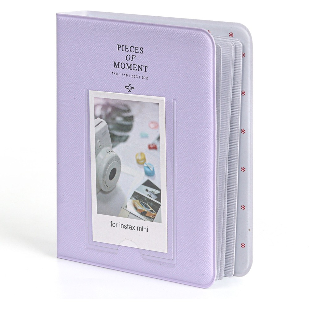 Ön tarafında Instax mini fotoğrafı gösteren şeffaf cebi olan açık mor fotoğraf albümü.