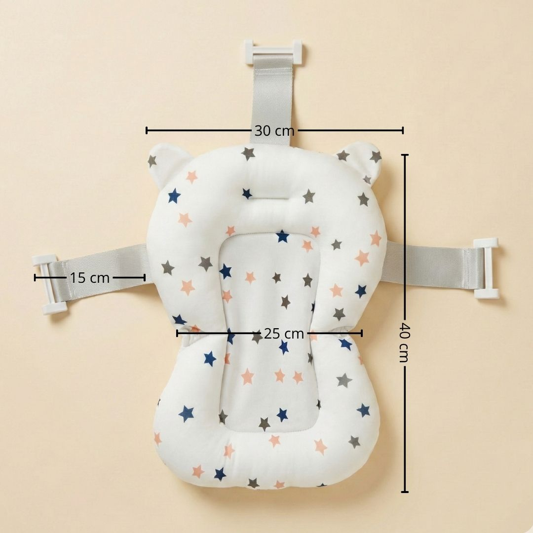 Un cojín blanco para bañera de bebé con estampado de estrellas y medidas.
