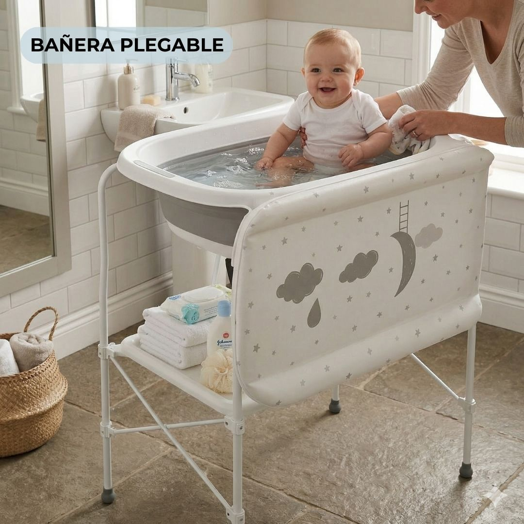 Un bebé se sienta en una bañera plegable mientras una persona lo seca.
