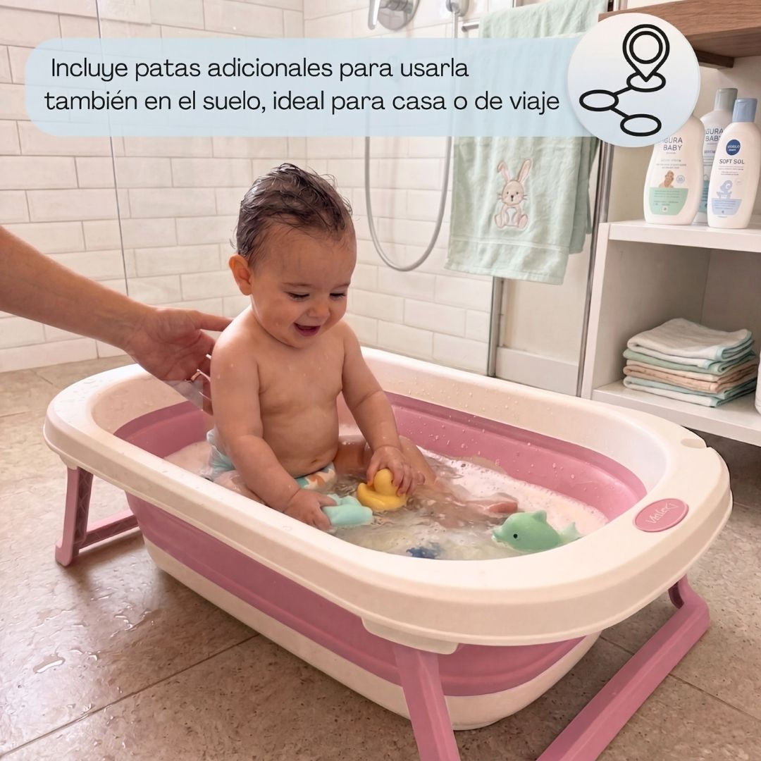 Un bebé se sienta en una bañera plegable rosa con juguetes.