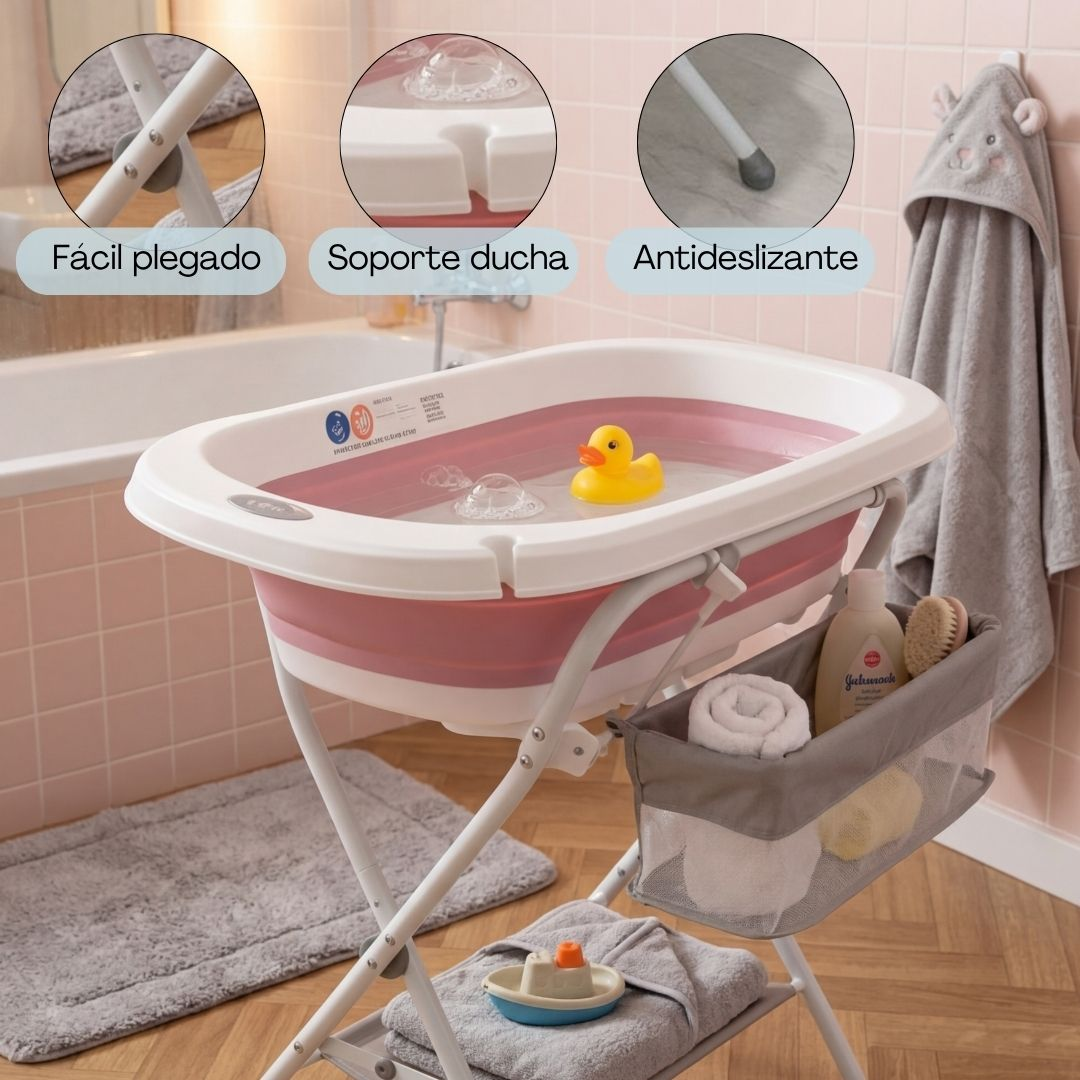 Una bañera plegable para bebés con un patito de goma amarillo, llena de agua.