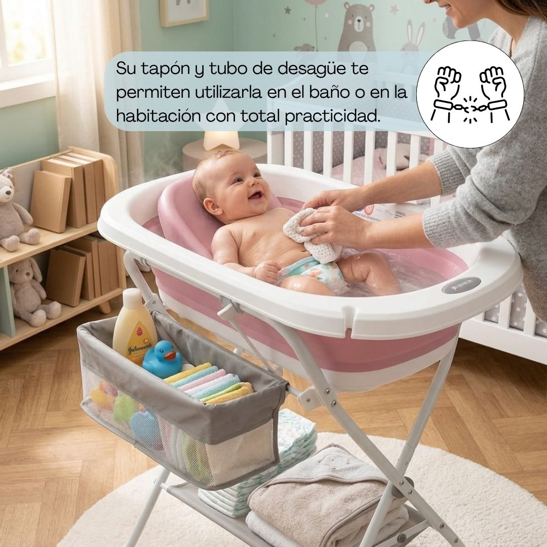 Un bebé en una bañera rosa es bañado por una madre. Hay accesorios cerca.