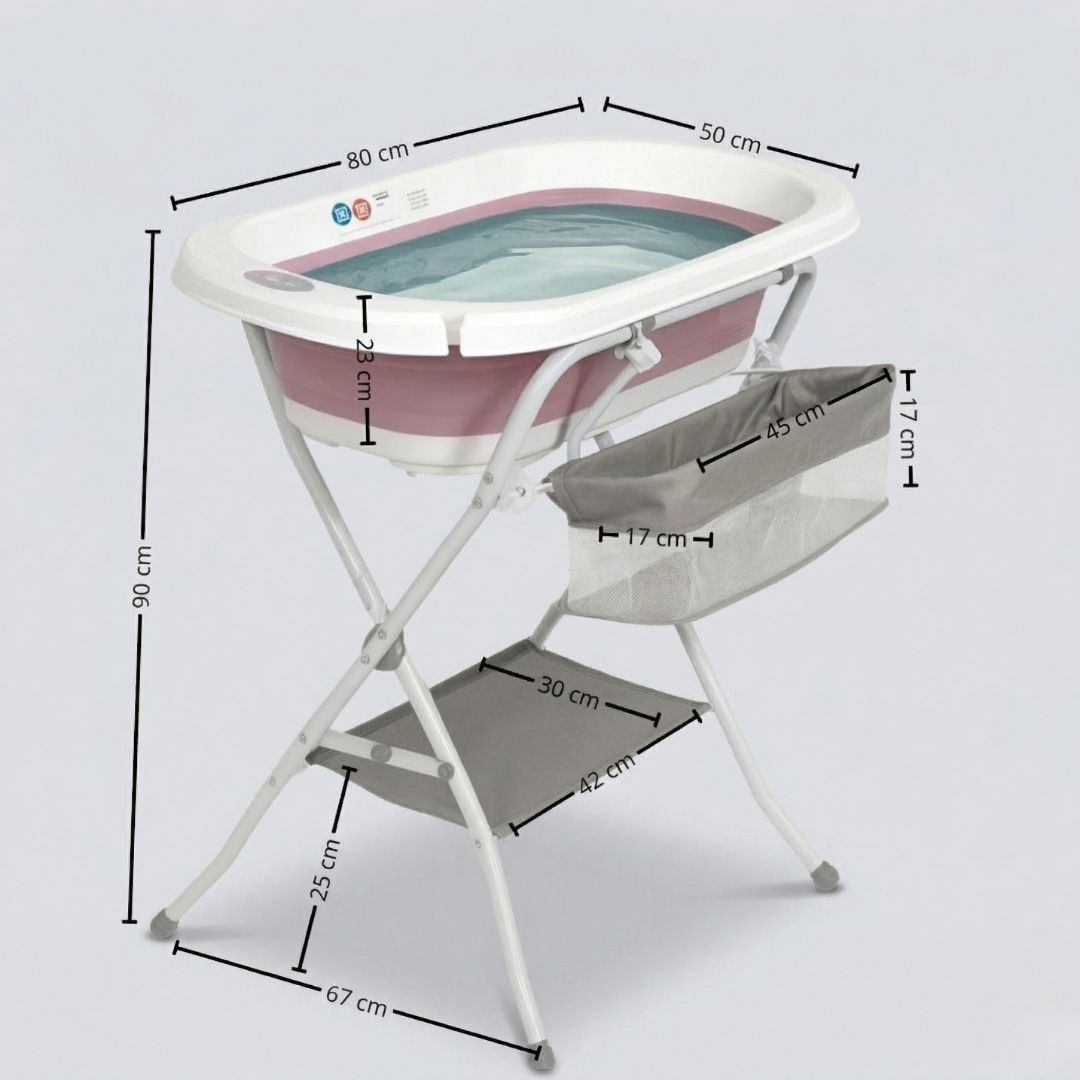Un soporte plegable para bañera de bebé lleno de agua.