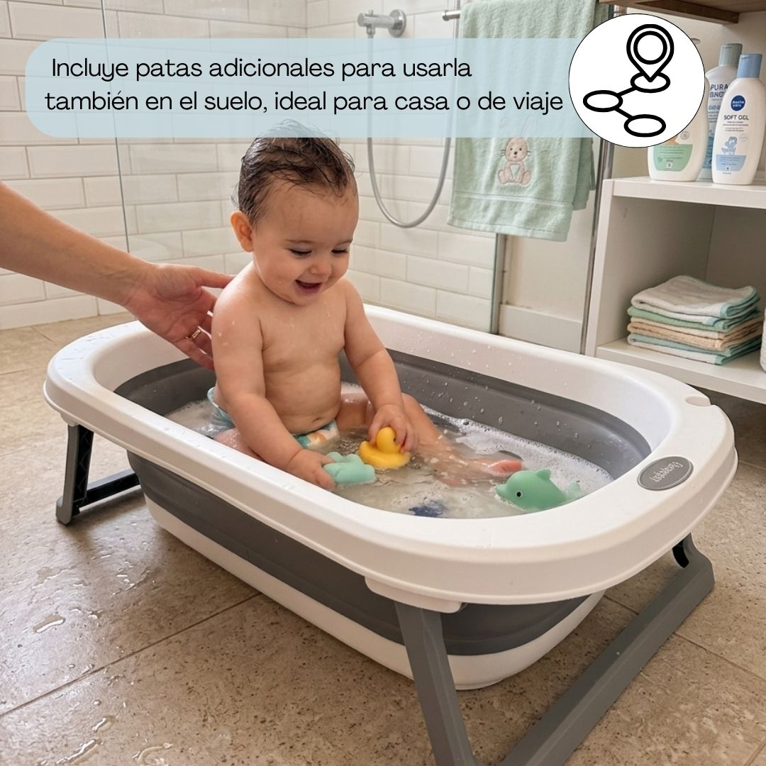 Un bebé se sienta en una bañera plegable con juguetes. Patas adicionales para usar en el suelo.