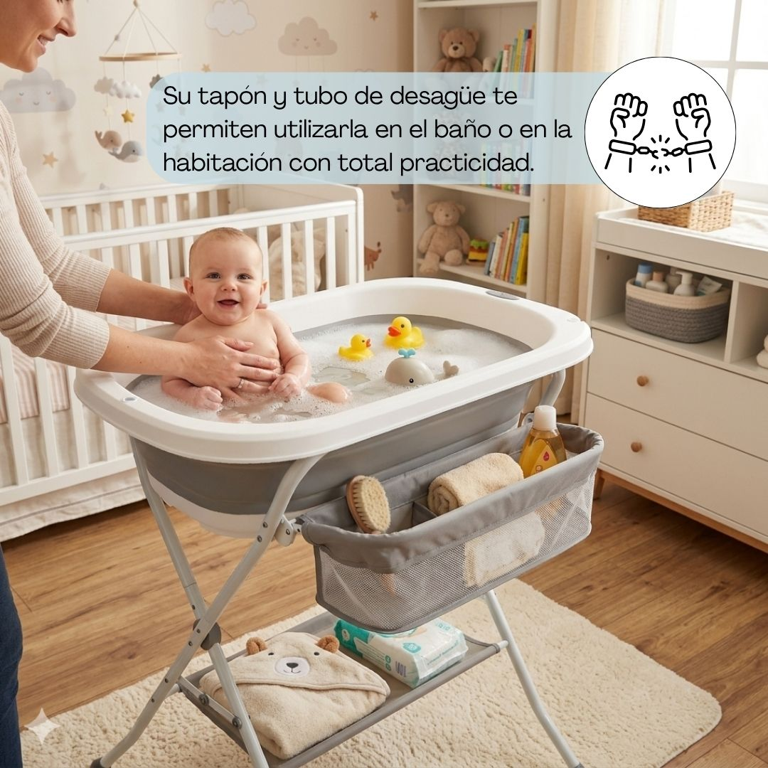 Un bebé se baña en una bañera gris con juguetes. Una mujer lo sostiene.