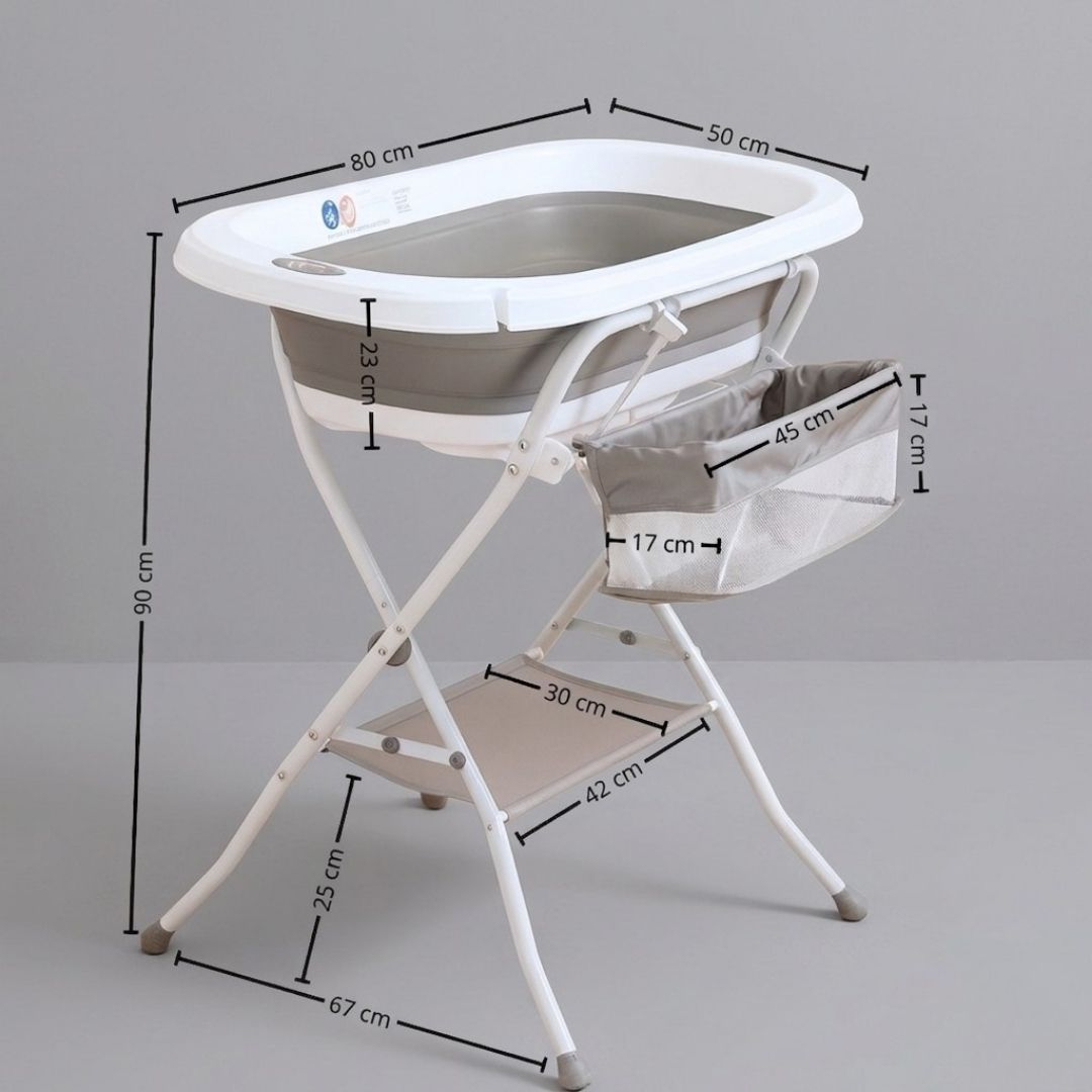 Una bañera de bebé blanca y gris sobre un soporte con dimensiones marcadas.