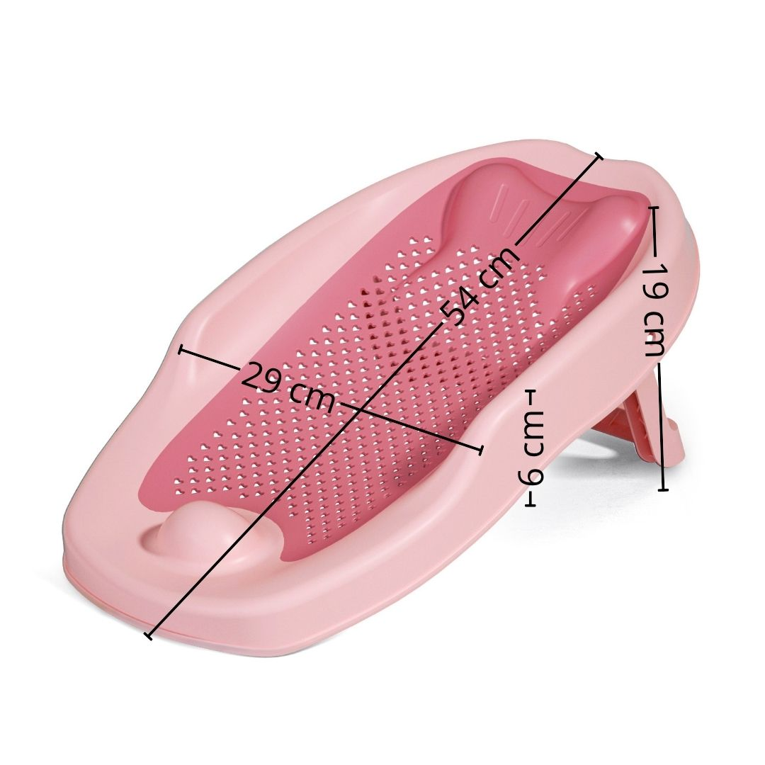 Bañera rosa para bebé con superficie de apoyo perforada y medidas.