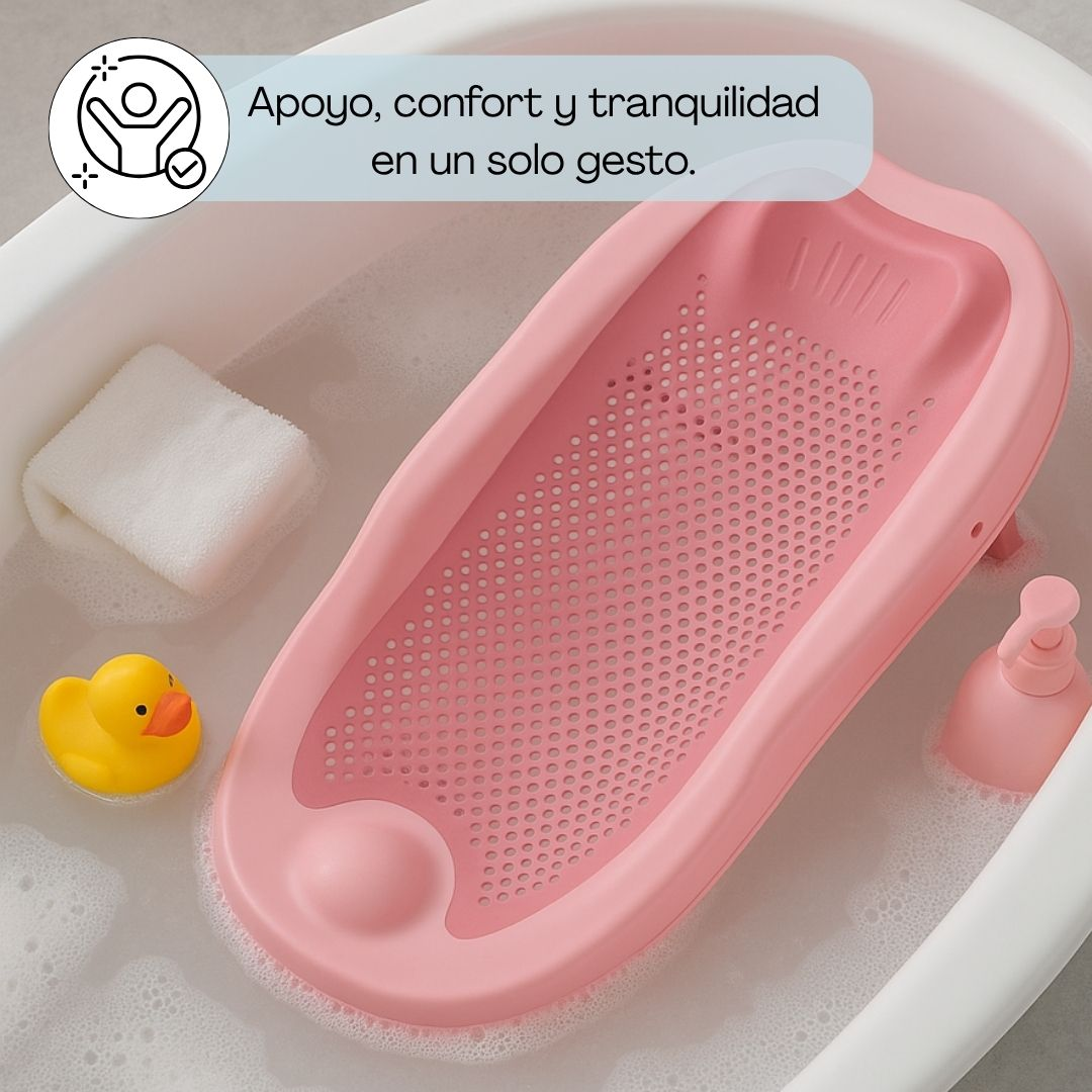 Un asiento de baño rosa para bebé con patito de goma, toalla y dispensador.