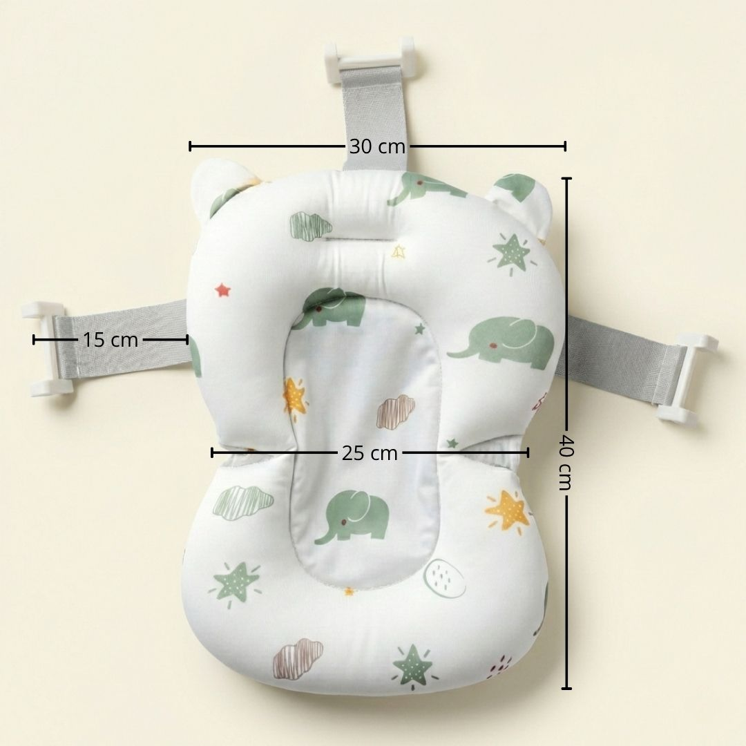 Un cojín de asiento para bañera de bebé blanco con estampado de elefantes y estrellas.