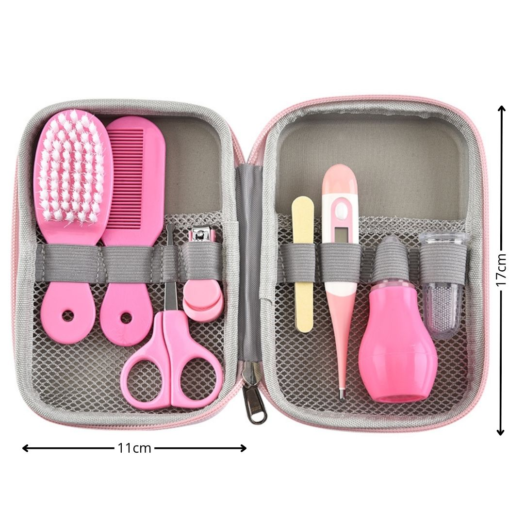 Un set de aseo rosa para bebé en un estuche con cremallera con cepillo, peine, tijeras, cortaúñas, termómetro y más.