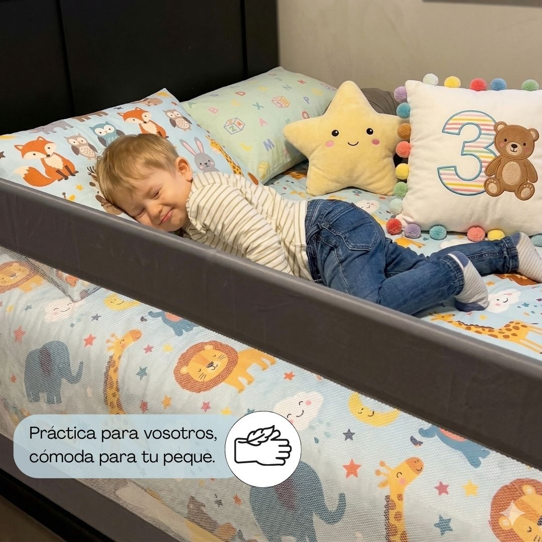 Un niño pequeño duerme en una cama con estampados de animales y almohadas.