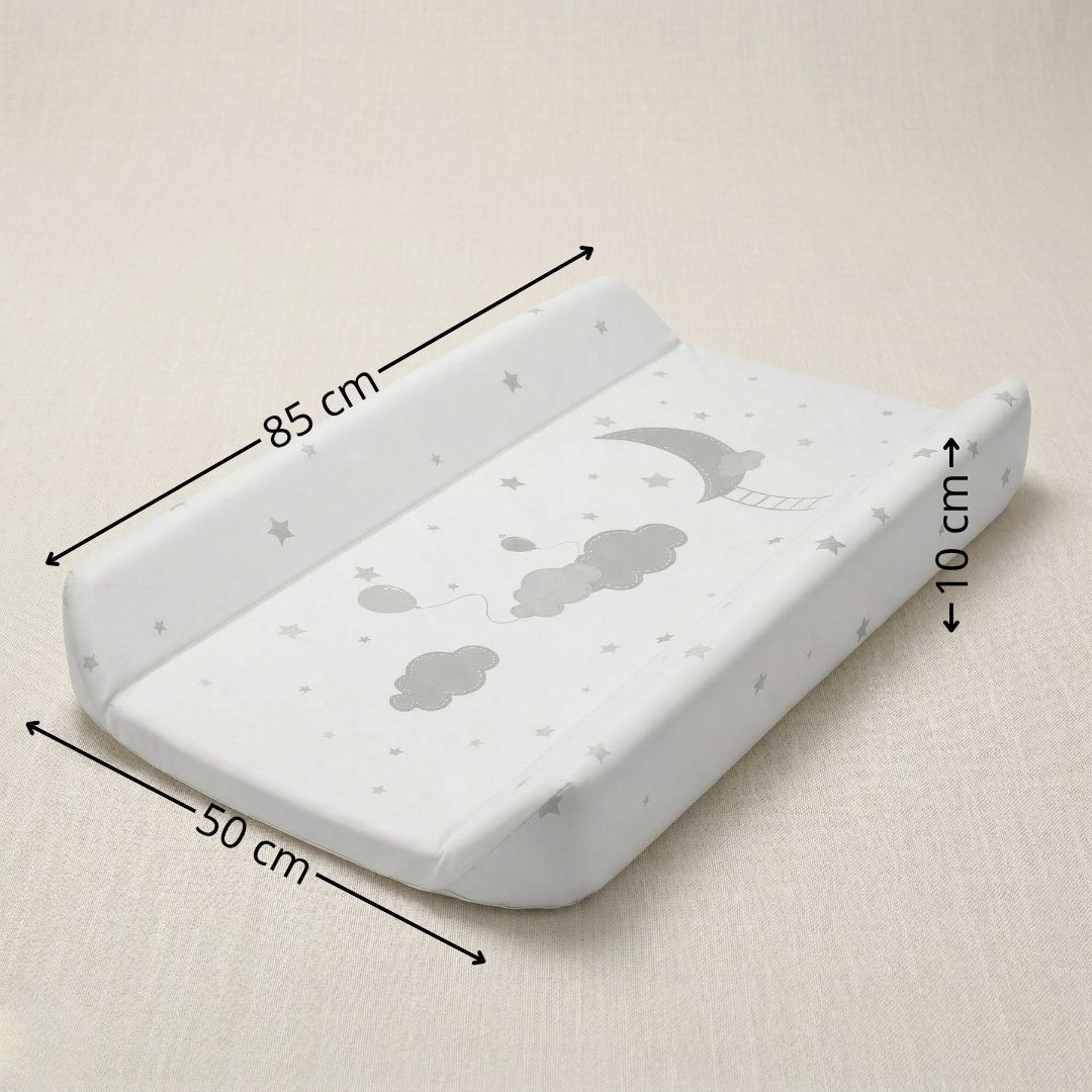 Cambiador blanco con estampado de luna, estrellas y nubes. Medidas: 85x50x10 cm.