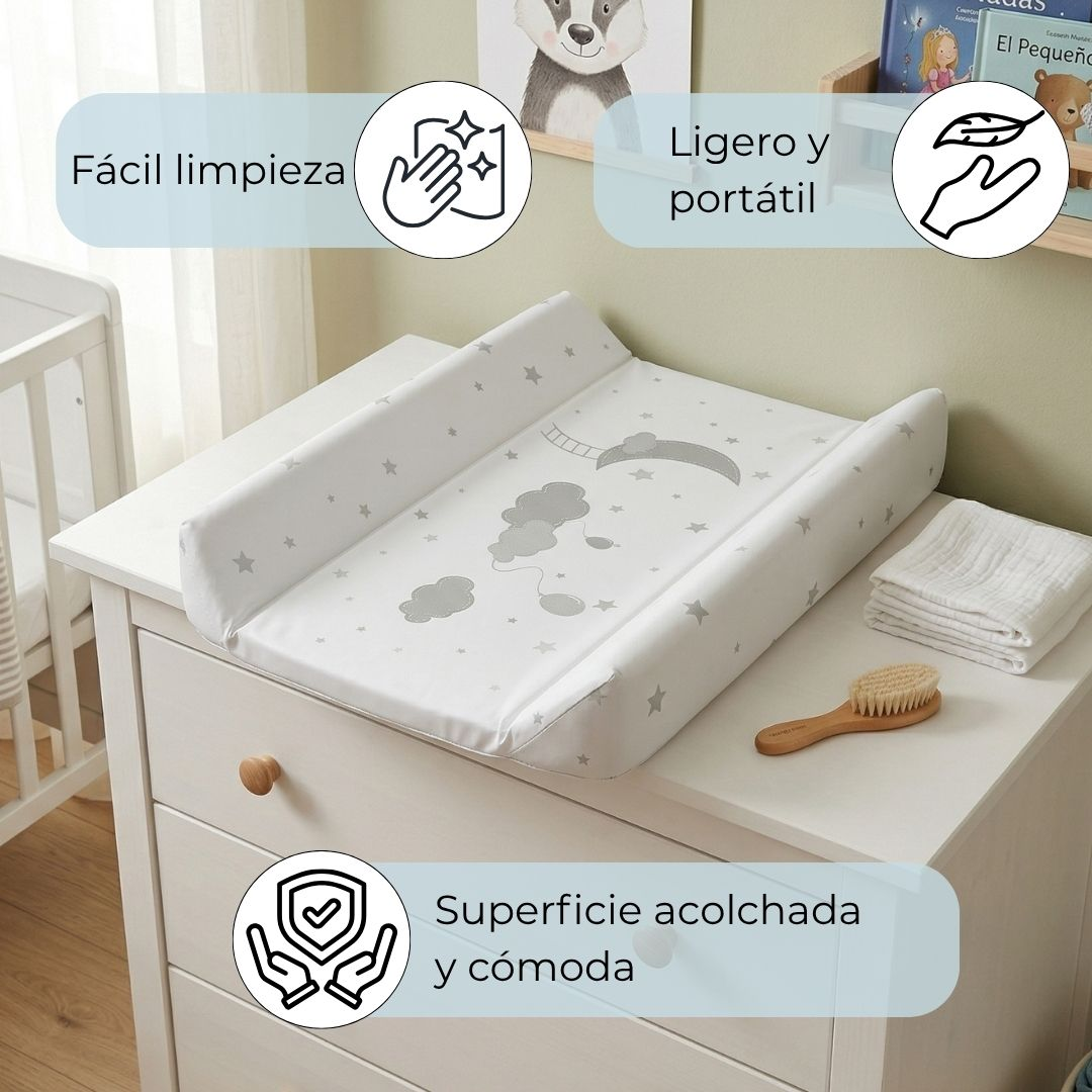 Un cambiador blanco con estrellas, fácil de limpiar y portátil.