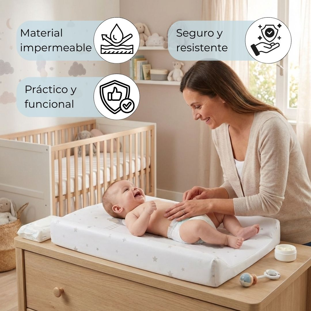 Madre cambiando al bebé en un cambiador frente a una cuna. Madre y bebé sonriendo.
