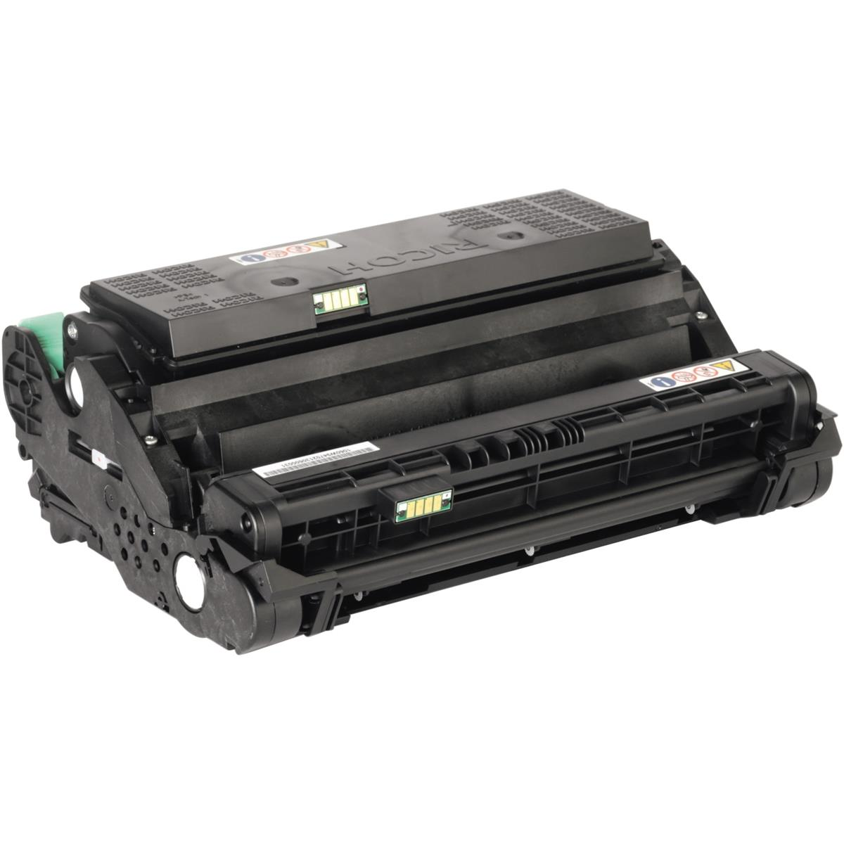Cartuccia toner Ricoh nera con accenti verdi e gialli, su sfondo bianco.