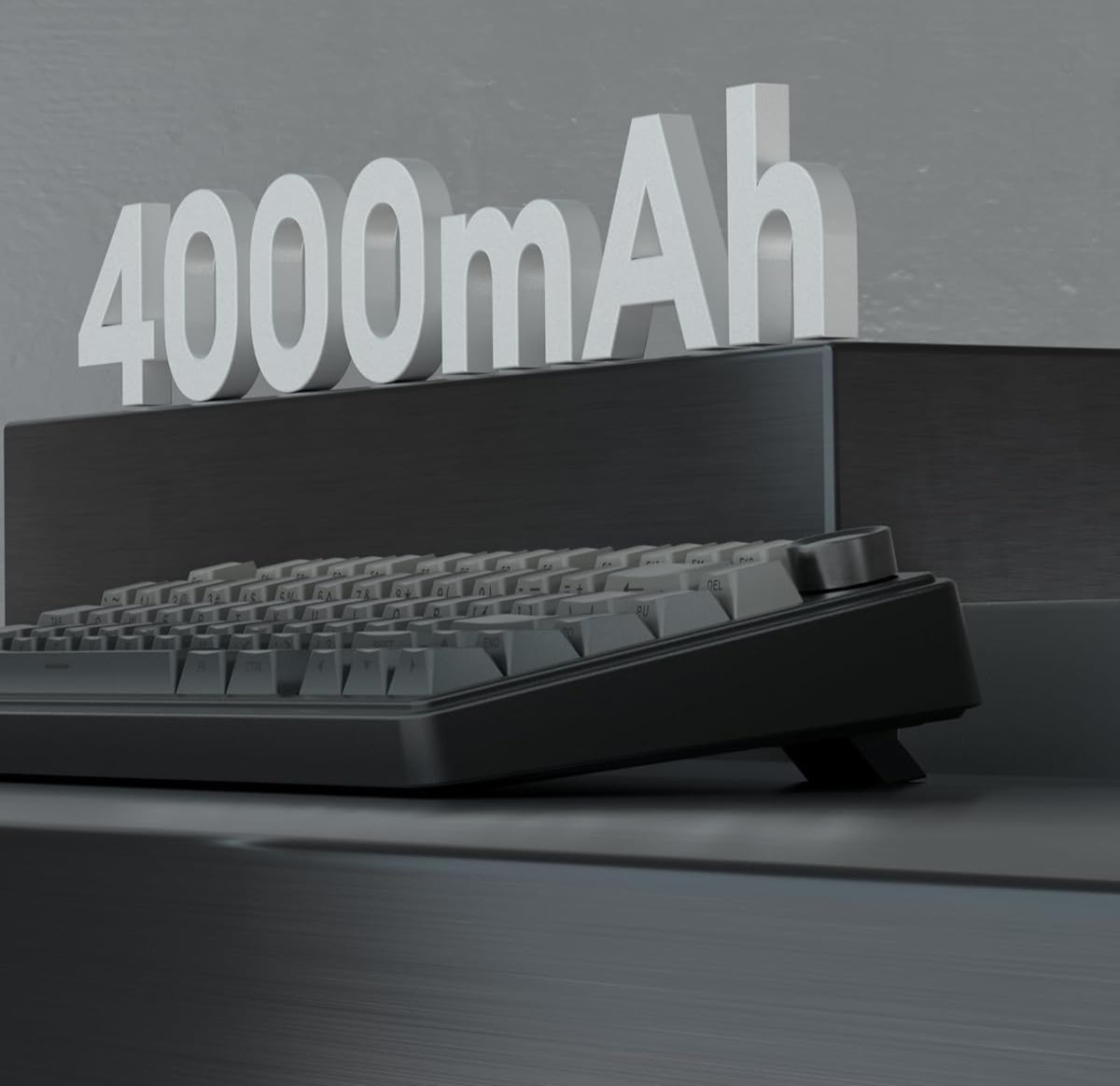 Czarna klawiatura z białym napisem 4000mAh w tle.