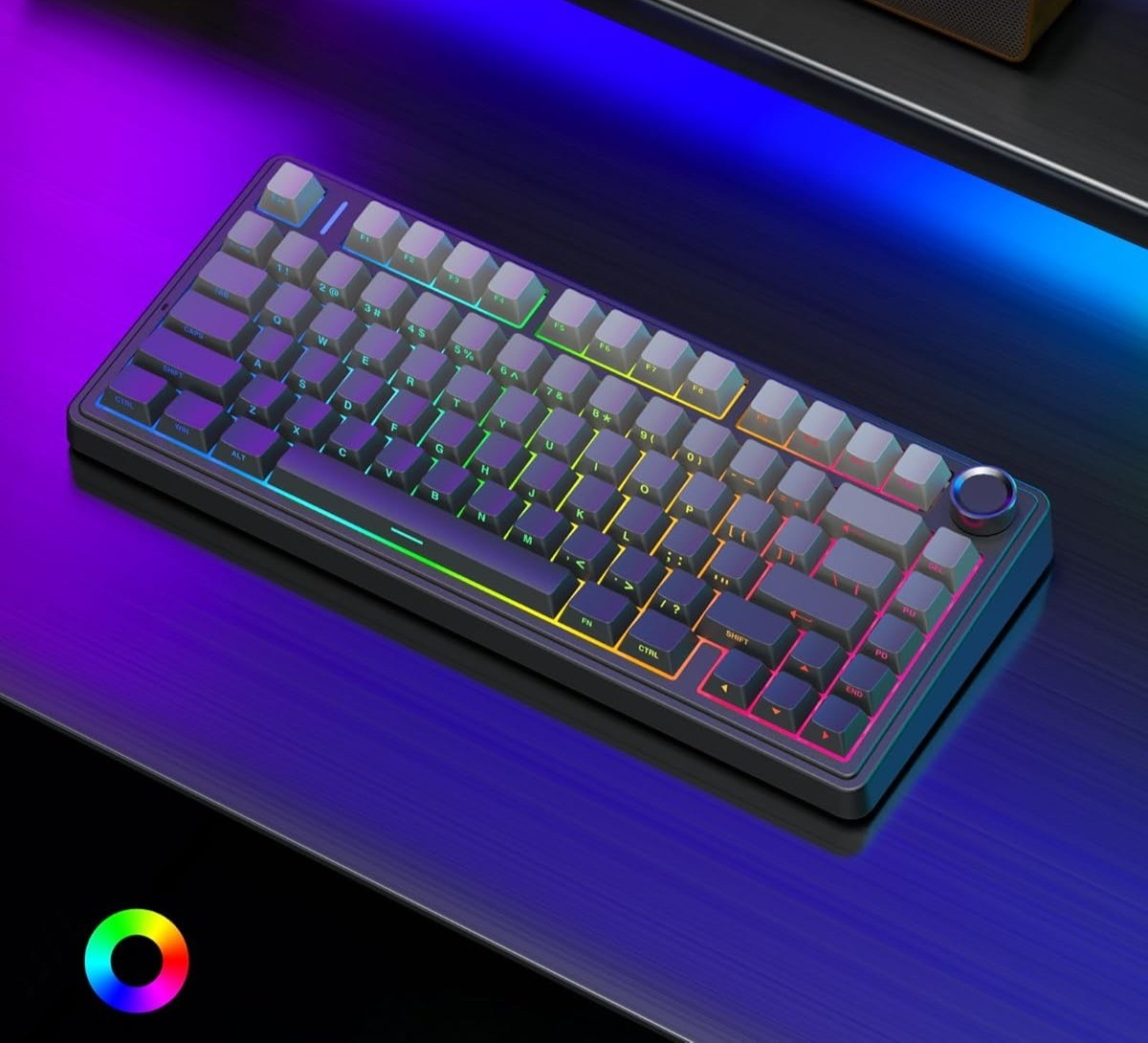 Czarna klawiatura z podświetleniem RGB na błyszczącym biurku.