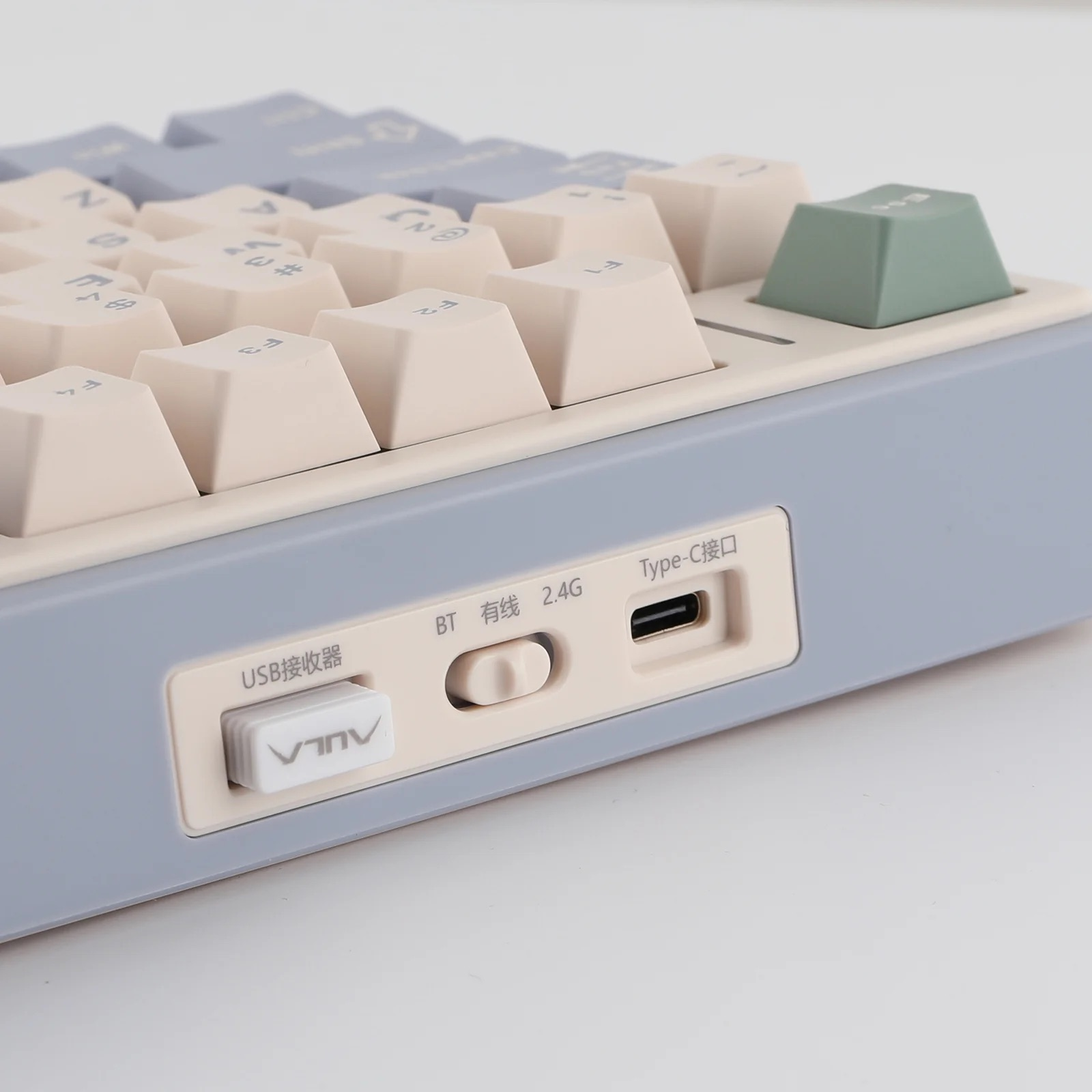 Zbliżenie boku klawiatury pokazujące porty USB, BT, 2.4G i Type-C.