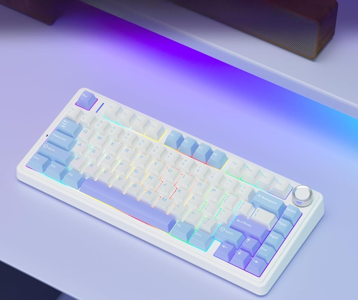 Biała klawiatura z niebieskimi i fioletowymi klawiszami, oświetlona światłem RGB.
