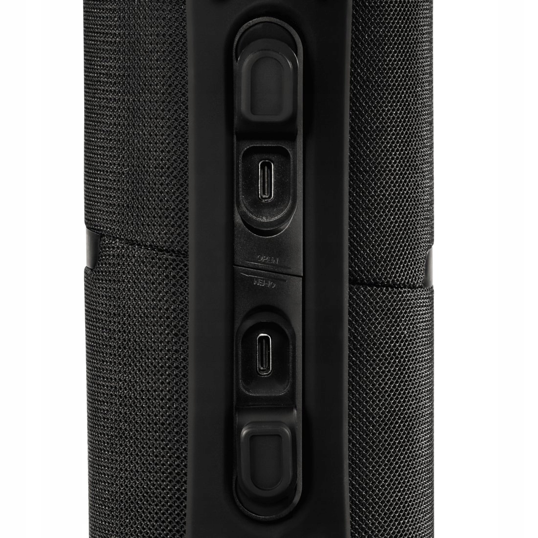 Primo piano di un altoparlante nero con due porte USB-C e coperture in gomma.