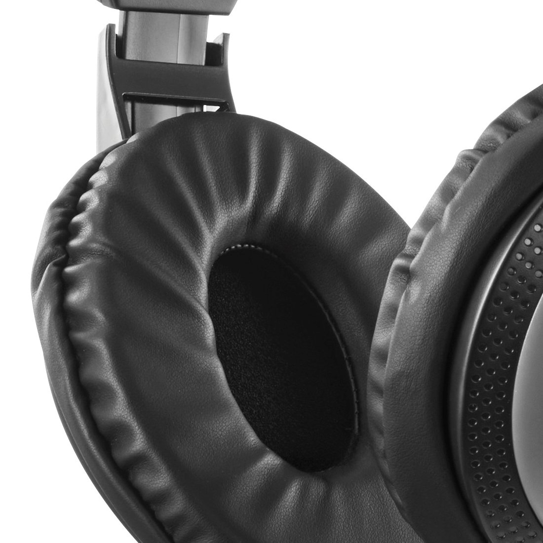 Primo piano di cuffie over-ear nere con morbidi padiglioni auricolari e una parte dell'archetto visibile su sfondo bianco.