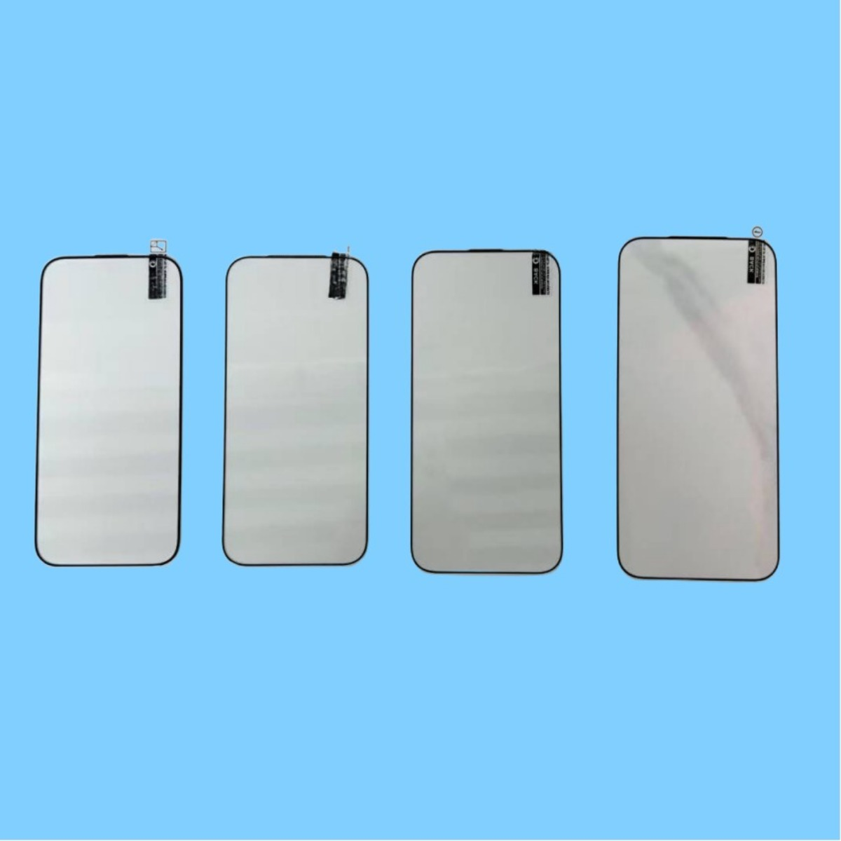 Quattro protezioni schermo smartphone bianche con bordi neri su sfondo blu.