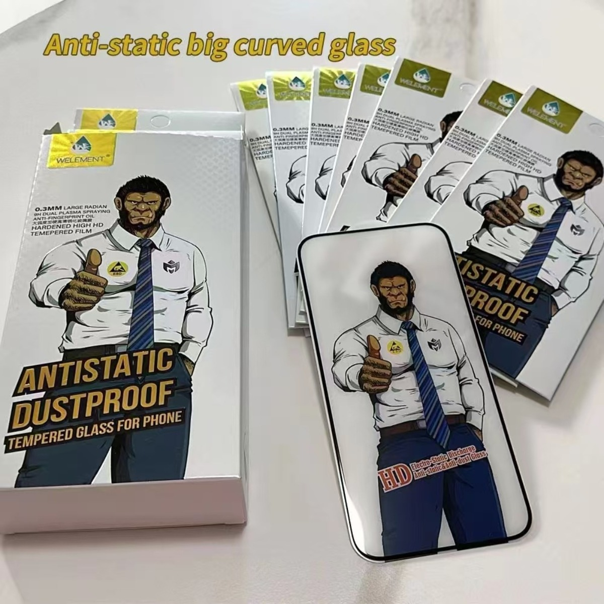 Una scatola e diverse protezioni per schermo di telefono con design di gorilla.