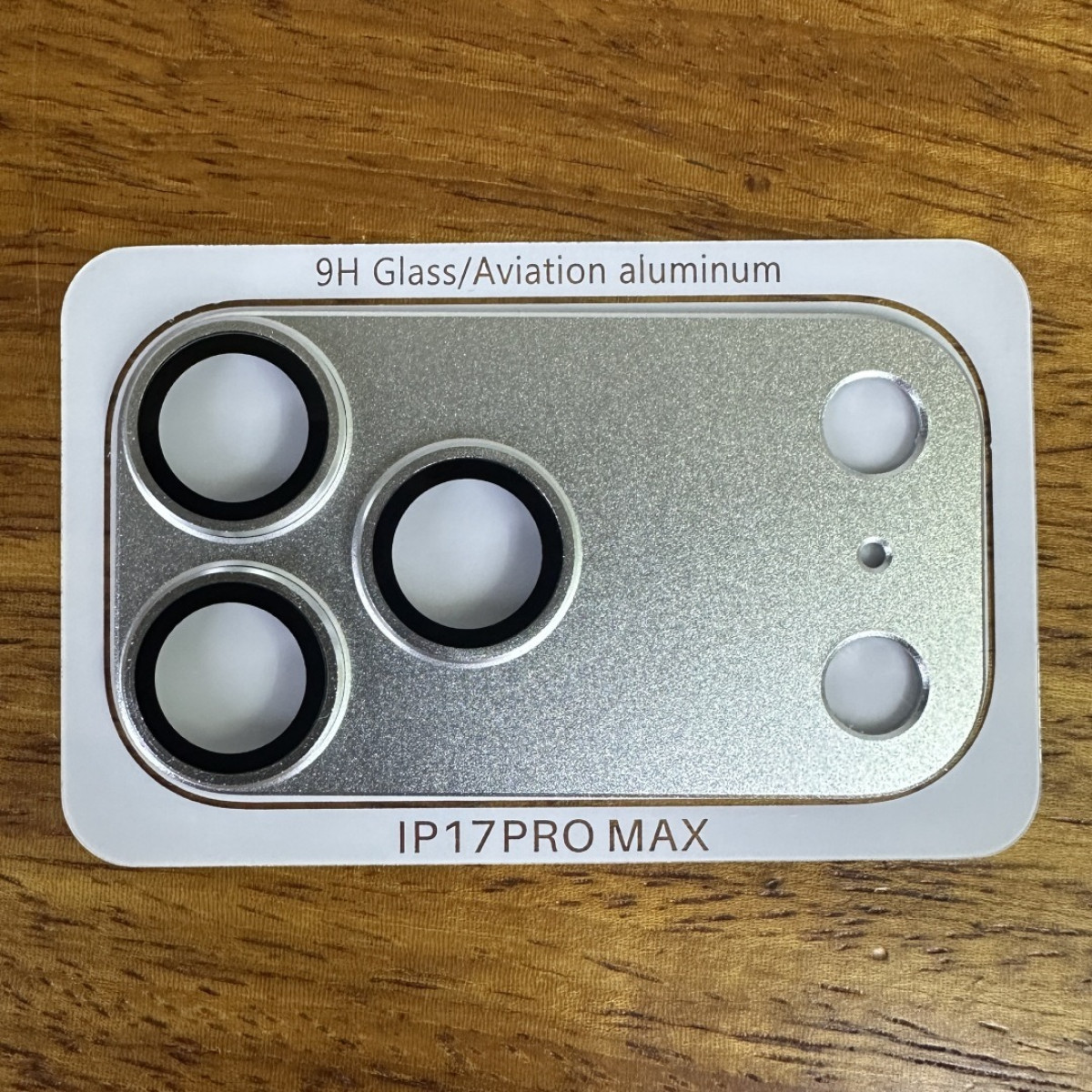 Protezione fotocamera argento per iPhone 17 Pro Max con 3 fori.