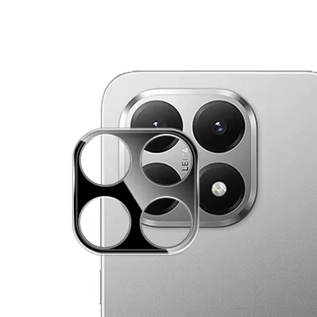 Una cover per fotocamera per telefono davanti a una fotocamera per telefono a quattro obiettivi.