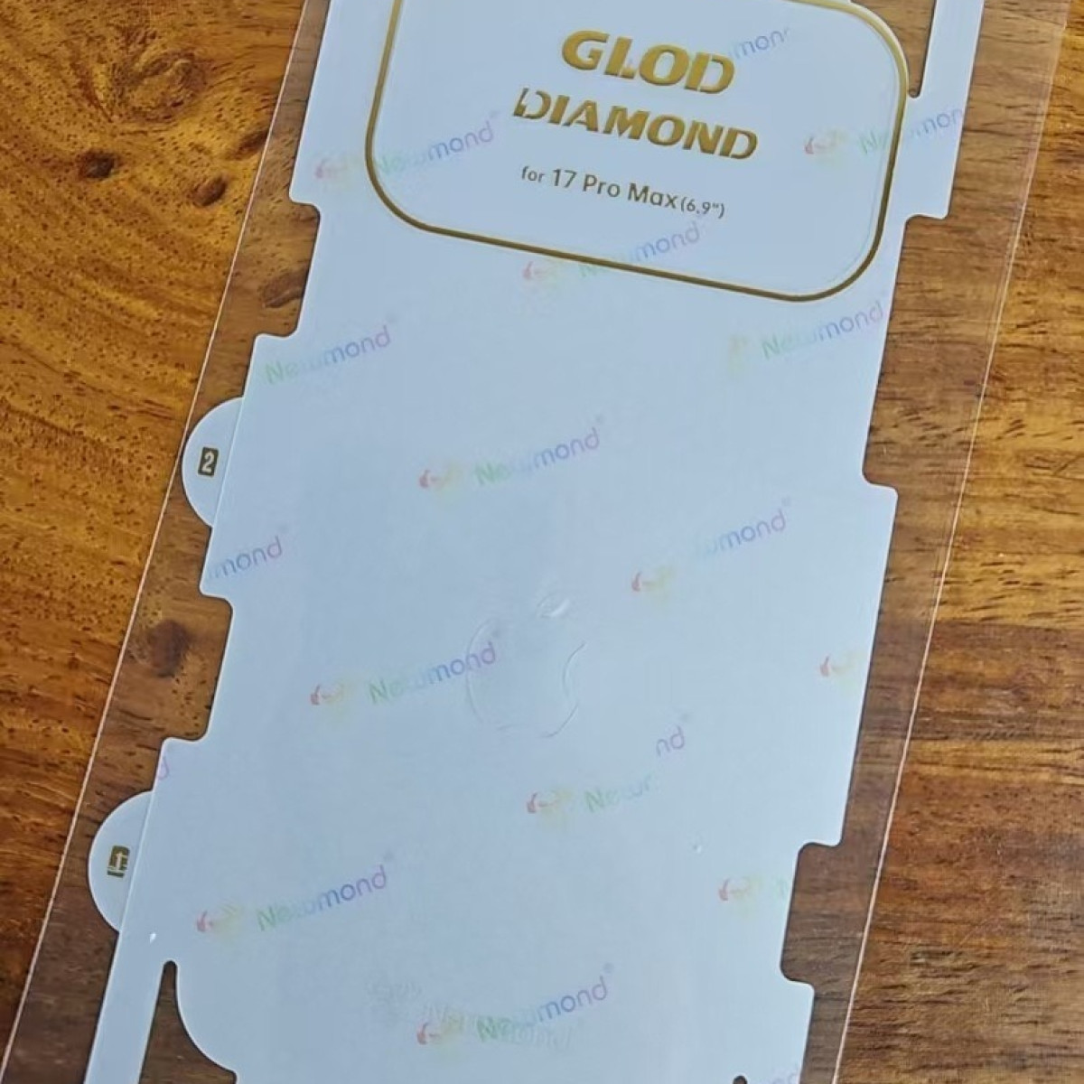 Protezione schermo per iPhone 17 Pro Max con testo "GLOD DIAMOND".