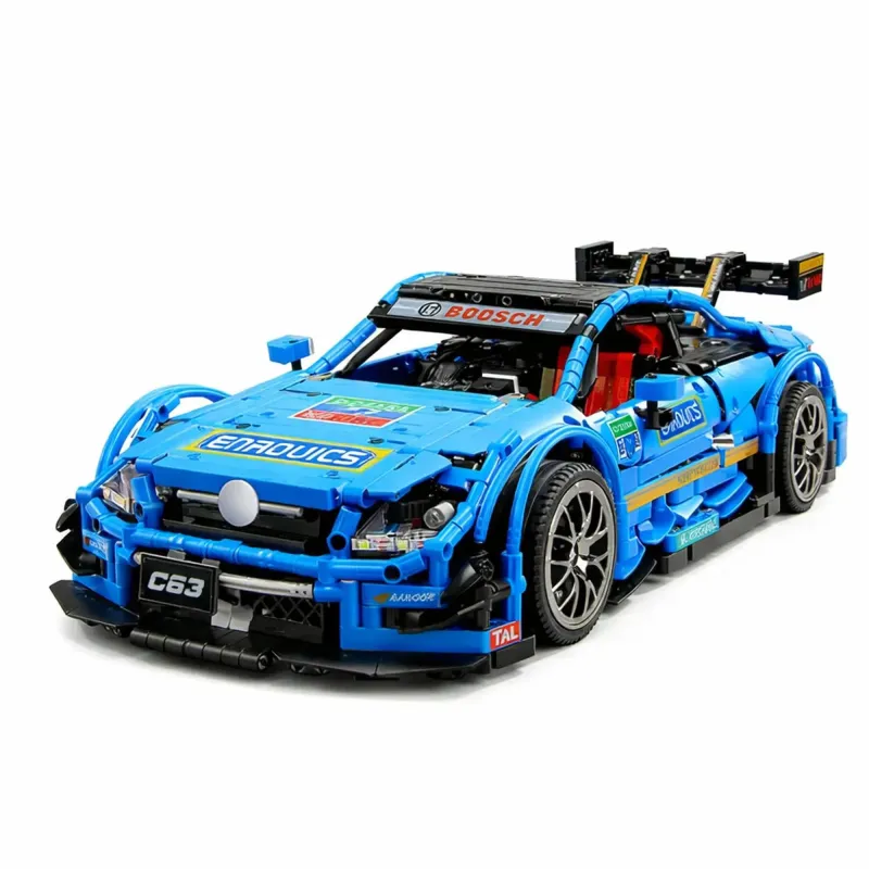 Niebieski samochód wyścigowy Lego z naklejkami, spojlerem i czarnymi kołami.