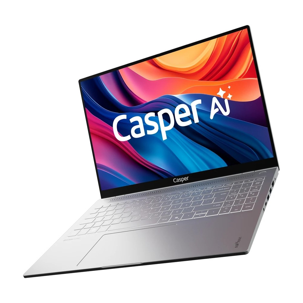 Beyaz bir arka plan üzerinde açılı duran, üzerinde "Casper AI" yazısı bulunan canlı, renkli ekrana sahip gümüş bir dizüstü bilgisayar.